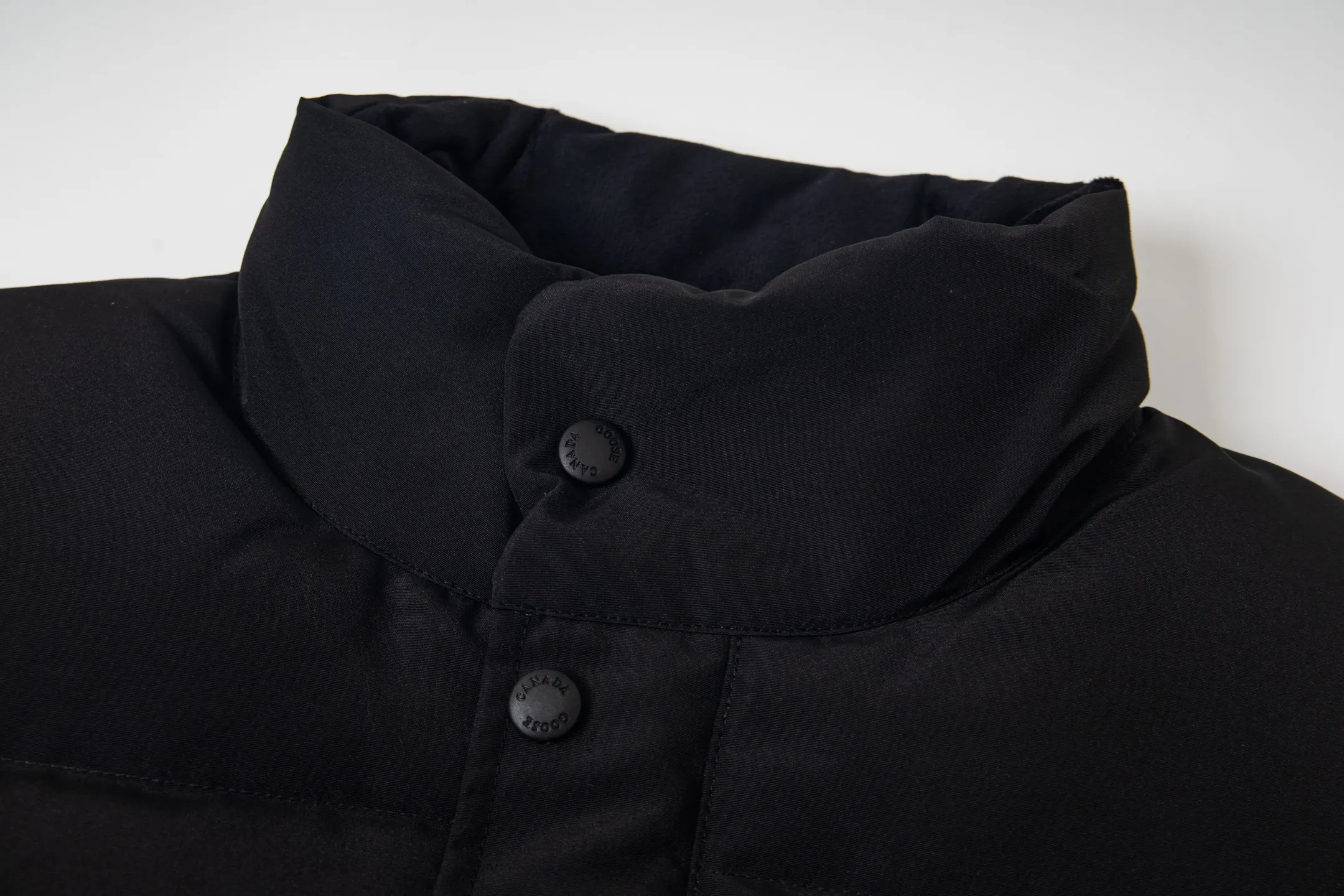 P360 Canada Goose/Canada Goose #Freestyle Crew 4154M Men’s and Women’s Vest Down# ➖ Imported Behringer embroidery machine with customized 10,000-needle embroidery logo! ➖ Imported 21-count polyester-cotton blended original fabric, using Feather-Light 10D waterproof coating fabric, made of 84.5% polyester fiber and 15.5% cotton, 100% the best feel in the entire network! ➖ The genuine official website uses the national standard 80 white duck down, and will never be misled by false claims such as 90 down or goose down! ➖ 100% nylon nylon lining with double double-layer sealing design to prevent velvet from running away. Top-grade polar fleece is used in the collar and pockets to keep warm and comfortable! ➖ Yoshida YKK provides original custom-made electroplated sliders. YKK two-way lockable zippers are tight and smooth and will not peel off paint! ➖ 3M composite original Velcro is durable, and all accessories and hardware are disassembled and customized! ⛔No slander, no exaggeration, no need for too much copywriting, because it is focused, it is professional!  SIZE: XS S M L XL XXL